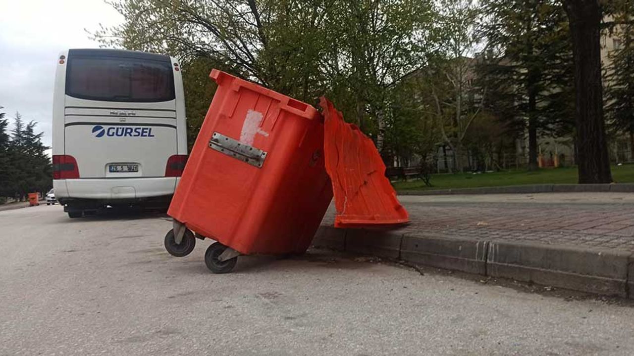 Eskişehir'de her yeri kırık çöp konteyneri tamir edilmeyi bekliyor!