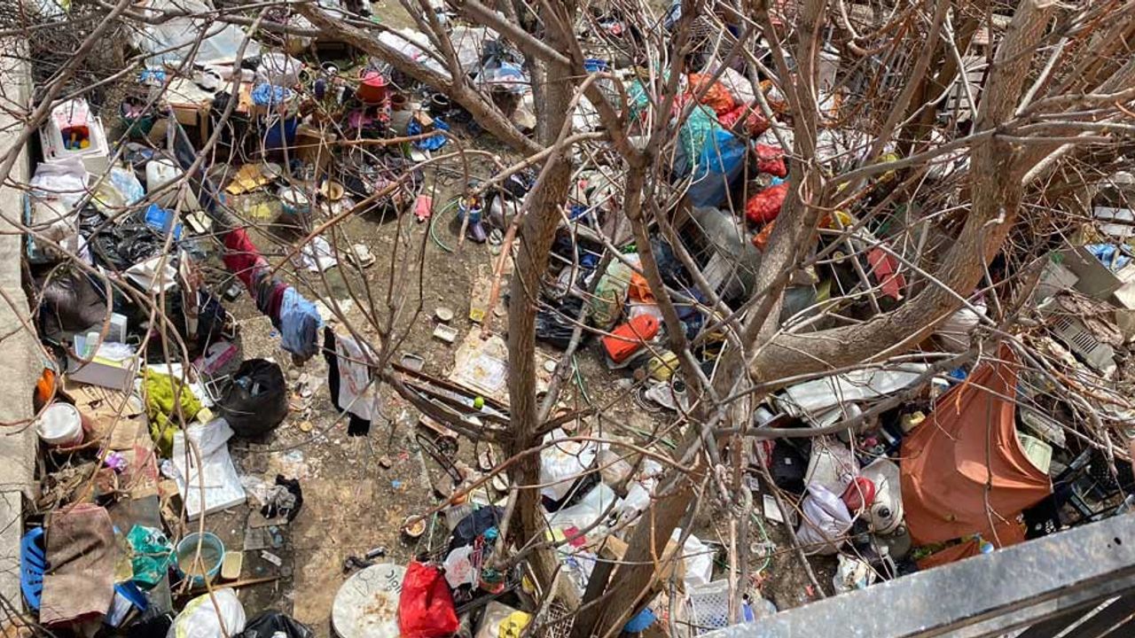 Eskişehir'in merkezinde yeni bir çöp ev olayı; Mahalle sakinlerinden belediyeye çağrı!