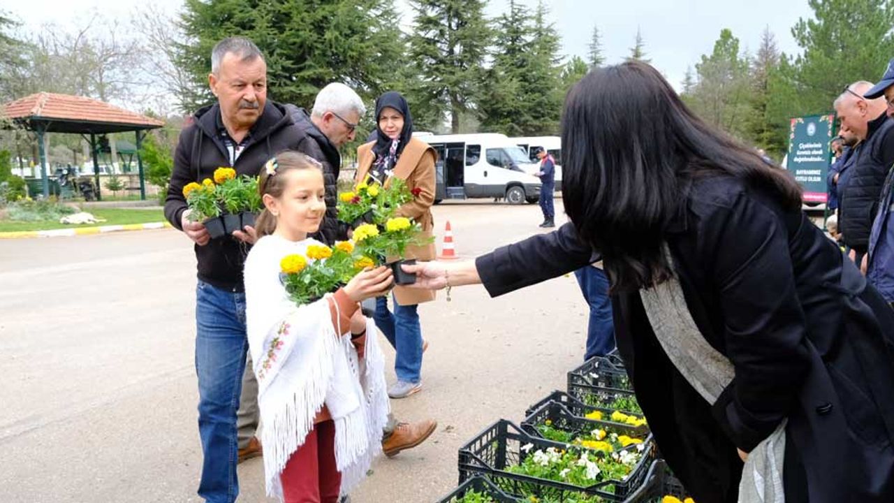 Eskişehir'de ücretsiz olarak on binlerce çiçek dağıttılar!