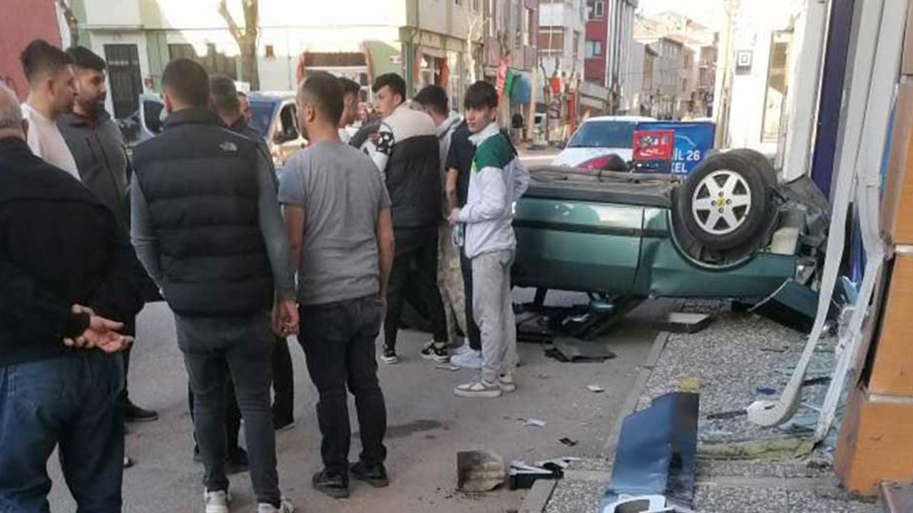 Eskişehir'de Tofaş otomobil kullanan gençler kaza yaptı!