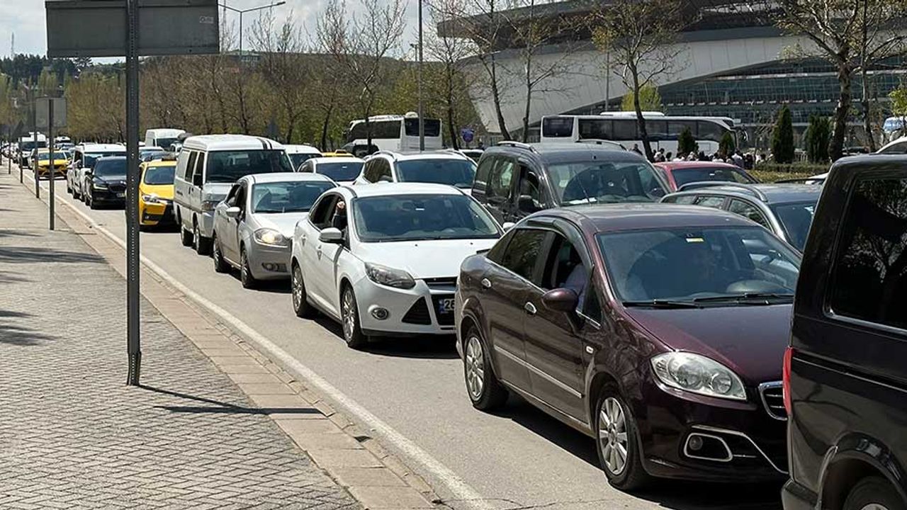 Eskişehir'de yoğunluk nedeniyle trafik adeta tıkandı!