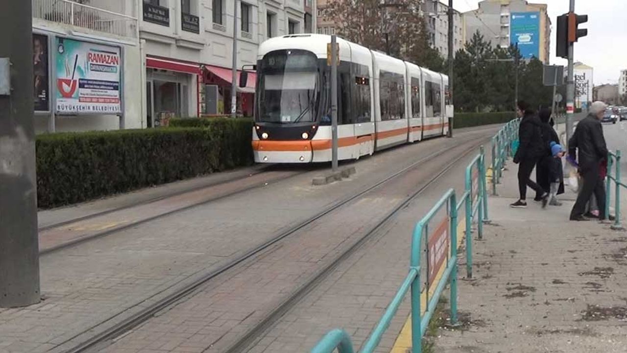 Eskişehir'de tramvay seferleri durdu; Vatandaşlar isyan etti!