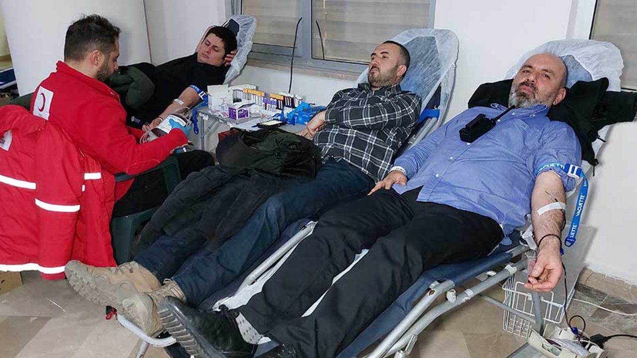 Polisler Kızılay'a kan bağışında bulundu