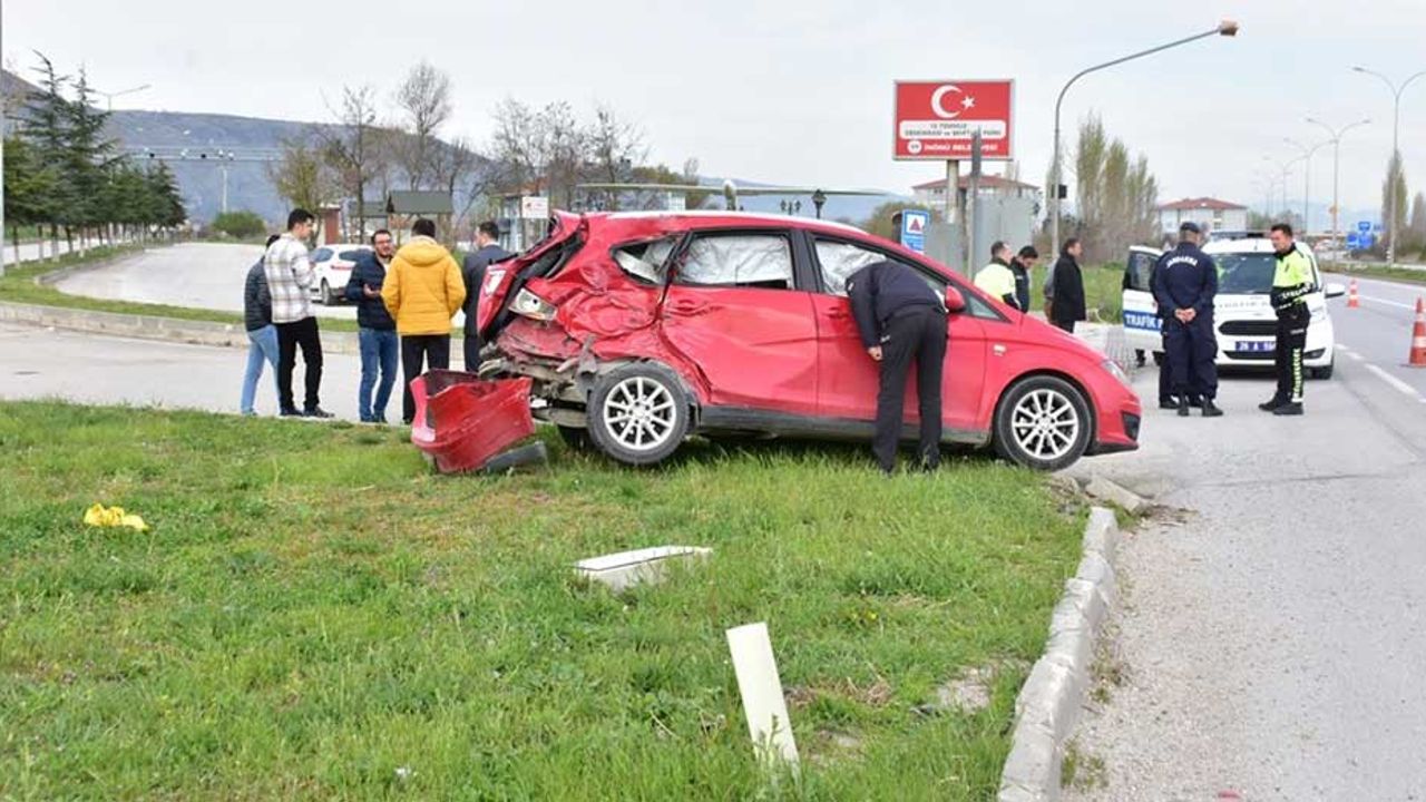 Eskişehir'de feci kaza; Otomobil ile kamyon çarpıştı!