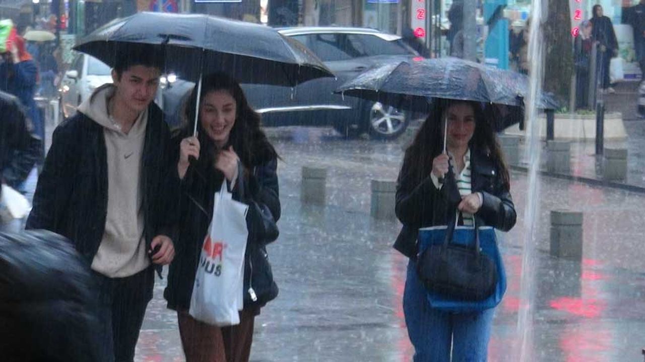 Eskişehir'de bayram alışverişine yağmur engeli!