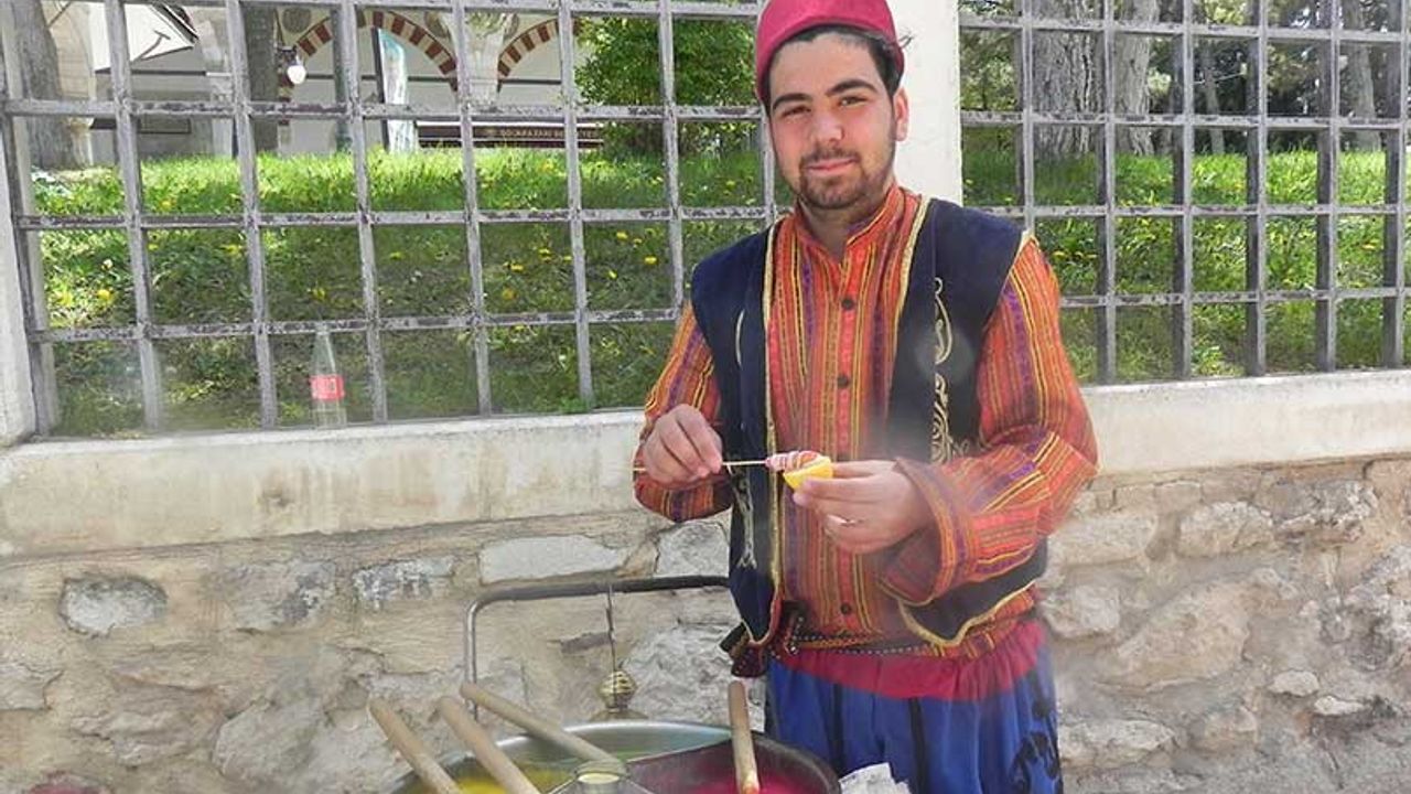 Eskişehir'de sokak sokak dolaşıp Osmanlı Macunu satıyor!