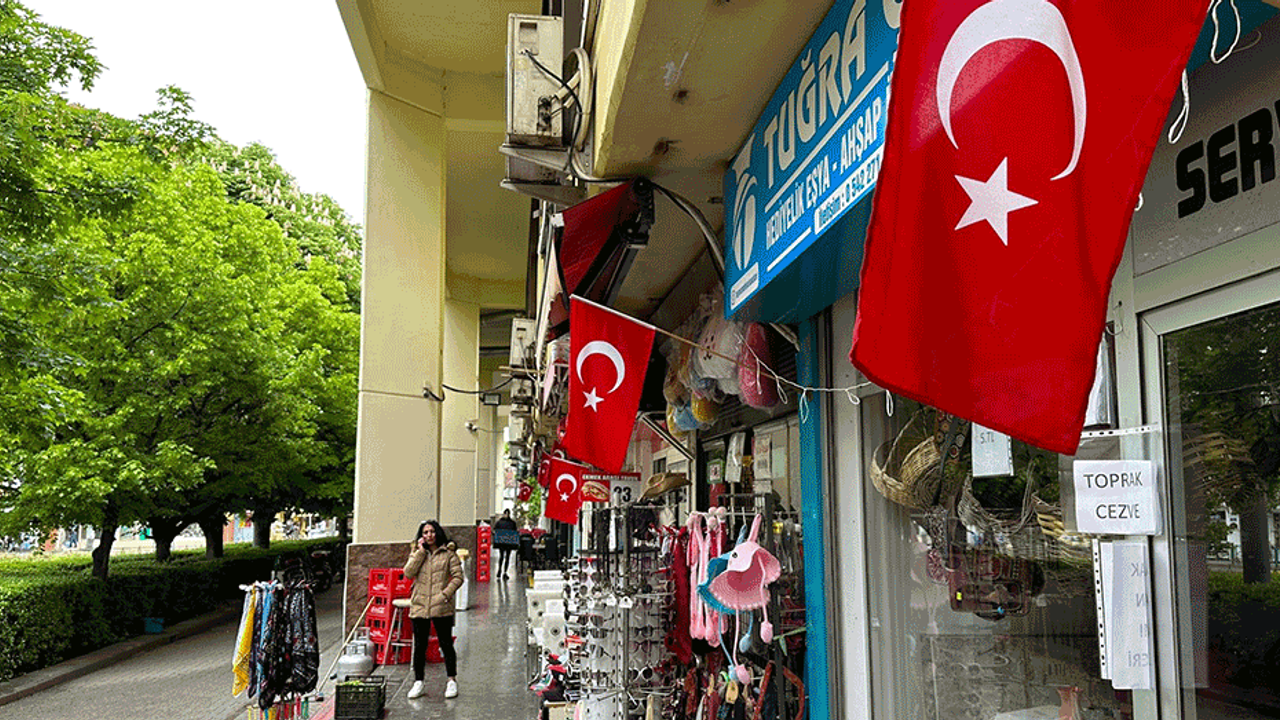 Eskişehir'de dükkânlar Türk bayraklarıyla donatıldı