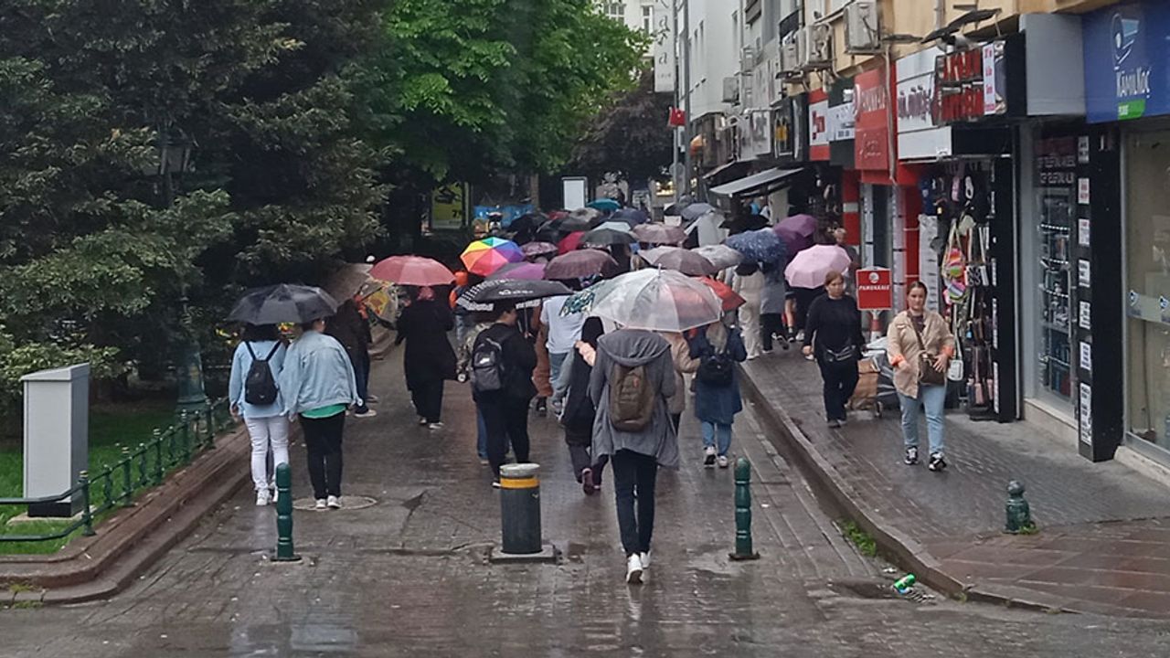 Eskişehir'de yağmur yağdı; Vatandaşlar şemsiyelerini açtı!