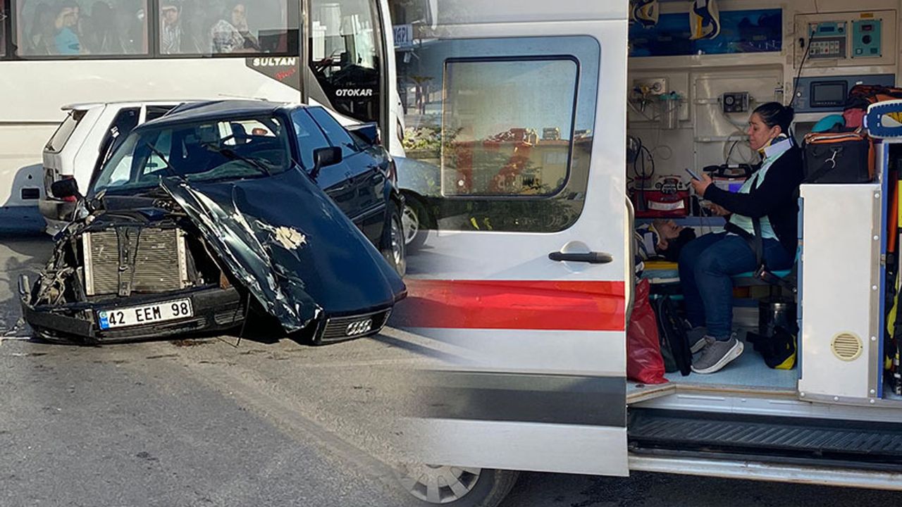 Kırmızı ışık ihlali kazaya neden oldu; İşçi dolu minibüse çarptı!