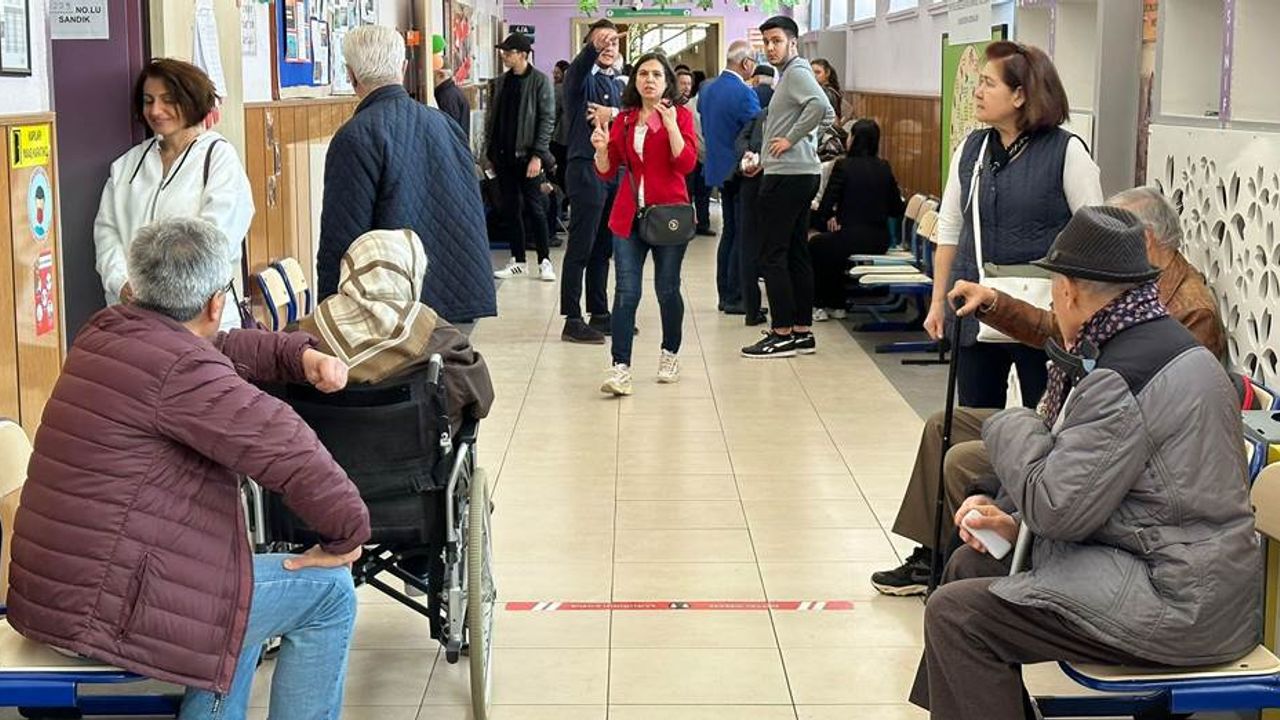 Eskişehir'de oy kullanmaya engel yok; Herkes oyunu kullanıyor!