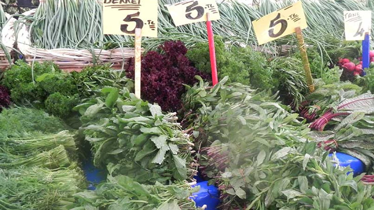 Eskişehir'de pazarda satılan yeşillikler pek rağbet görmüyor!