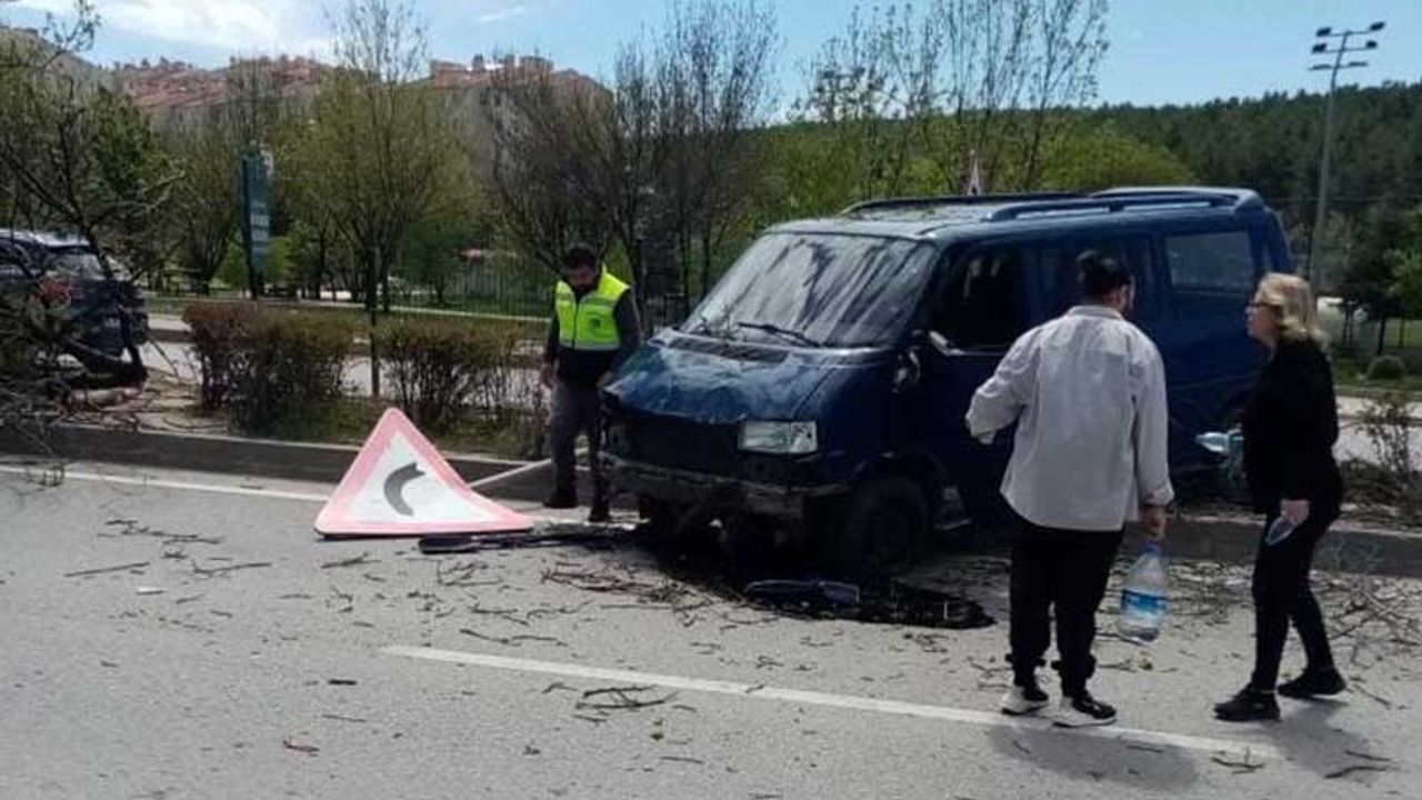 Direksiyon hakimiyetini kaybeden minibüs sürücüsü kazaya neden oldu