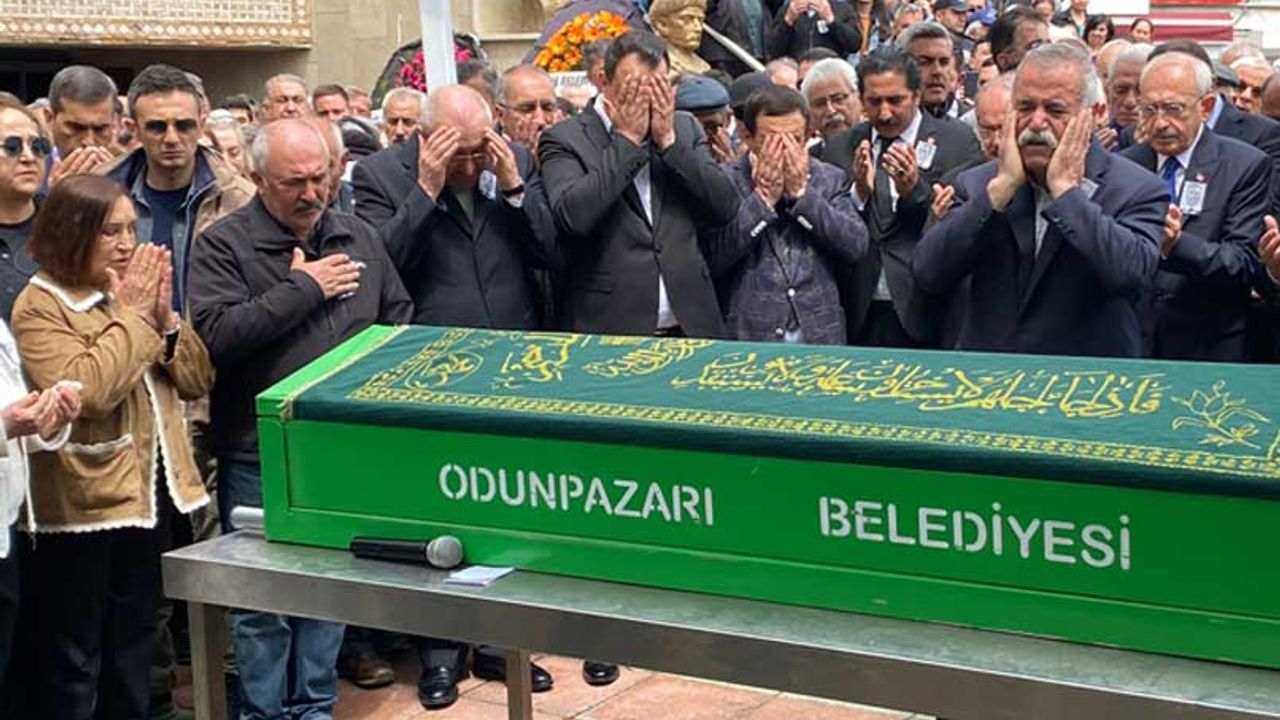 Akrabasını kaybeden Kemal Kılıçdaroğlu cenaze töreni için Eskişehir'e geldi