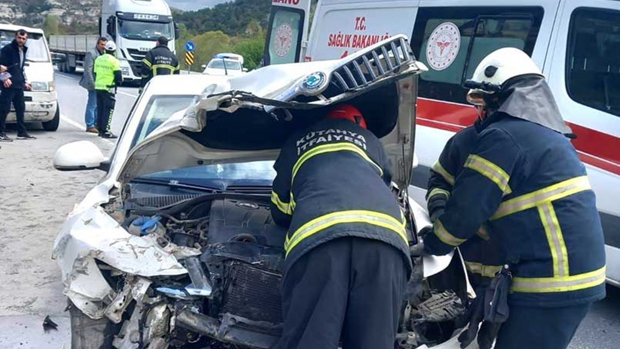Kütahya Eskişehir yolunda feci kaza; İki araç çarpıştı!