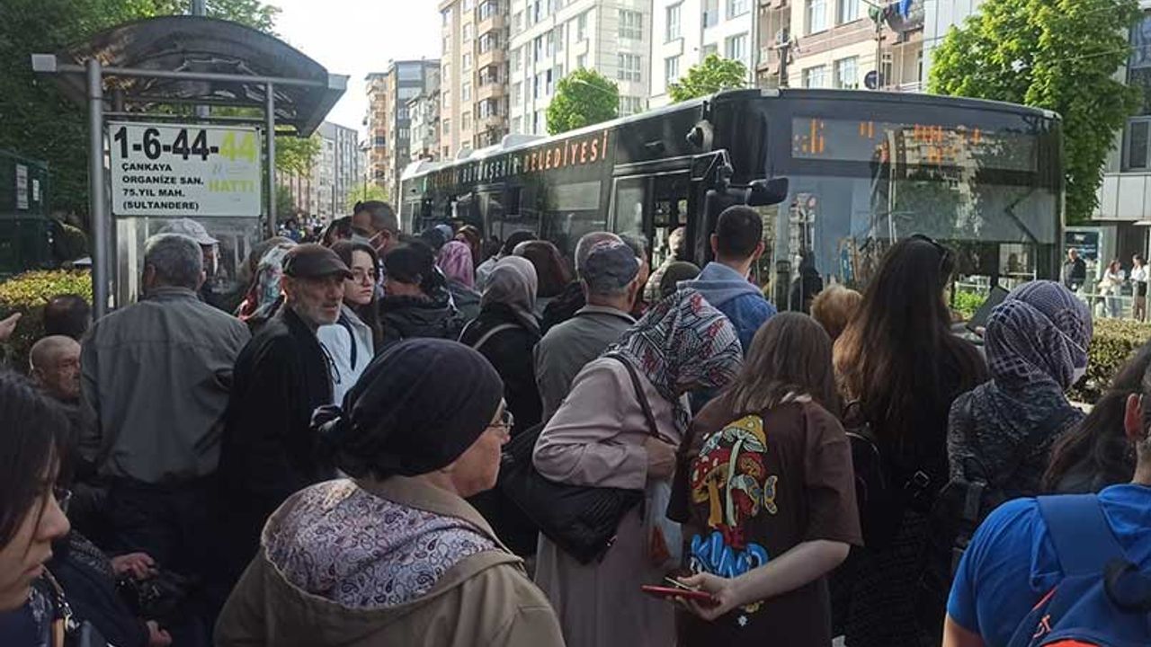 1 saat gelmeyen otobüs Eskişehirli vatandaşları çileden çıkardı!