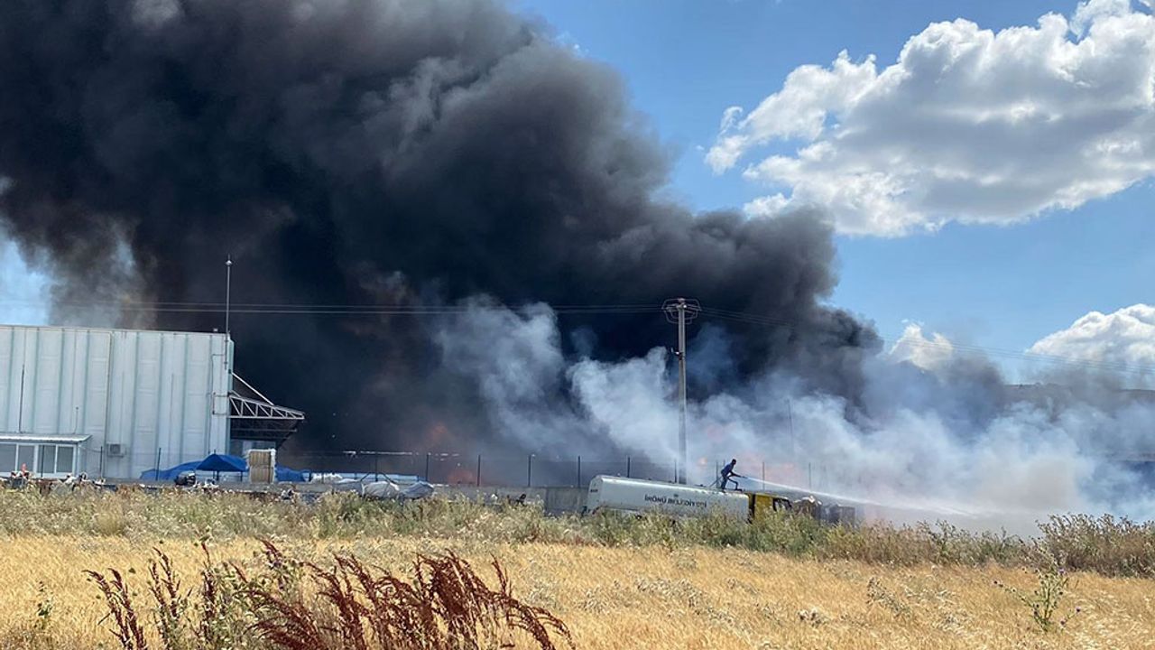 Eskişehir’de yangınlar bitmiyor; Geri dönüşüm fabrikasında yangın çıktı!