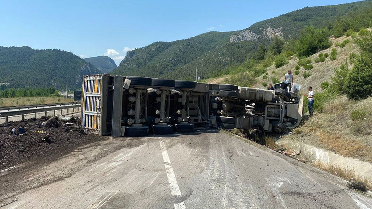 Eskişehir - Bilecik yolunu trafiğe kapatan kaza!
