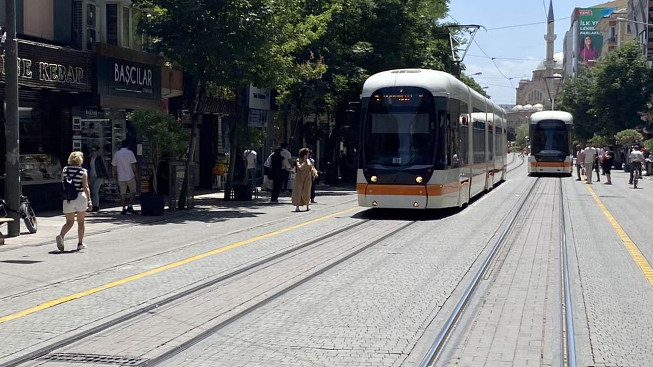 Eskişehir'de tramvay seferleri yine aksadı; Uzun süre beklediler!