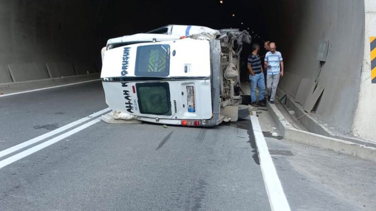Lastiği patlayan yolcu dolu minibüs kaza yaptı!