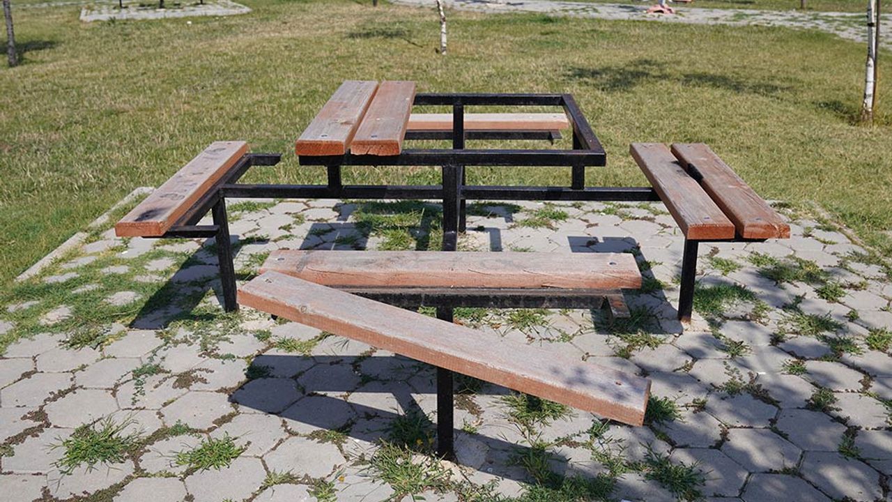 Eskişehir'de parklarda bulunan oturaklara saldıranlar var!