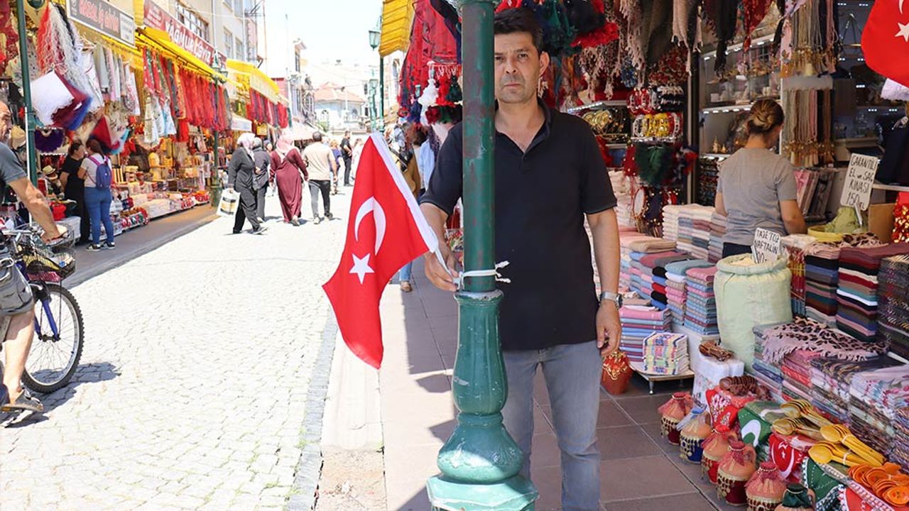 Eskişehir’de Türk bayrağı asan esnafa zabıta engeli!