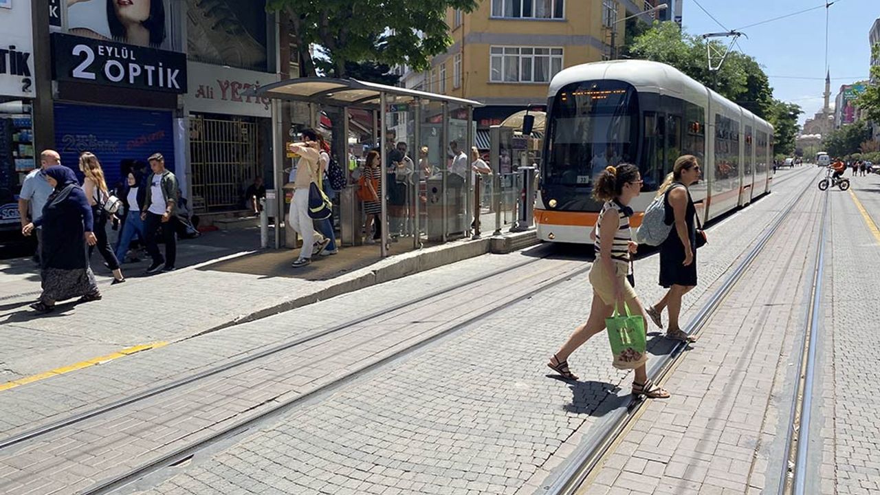 Eskişehir'de şiddetli rüzgar tramvay seferlerinin aksamasına neden oldu!