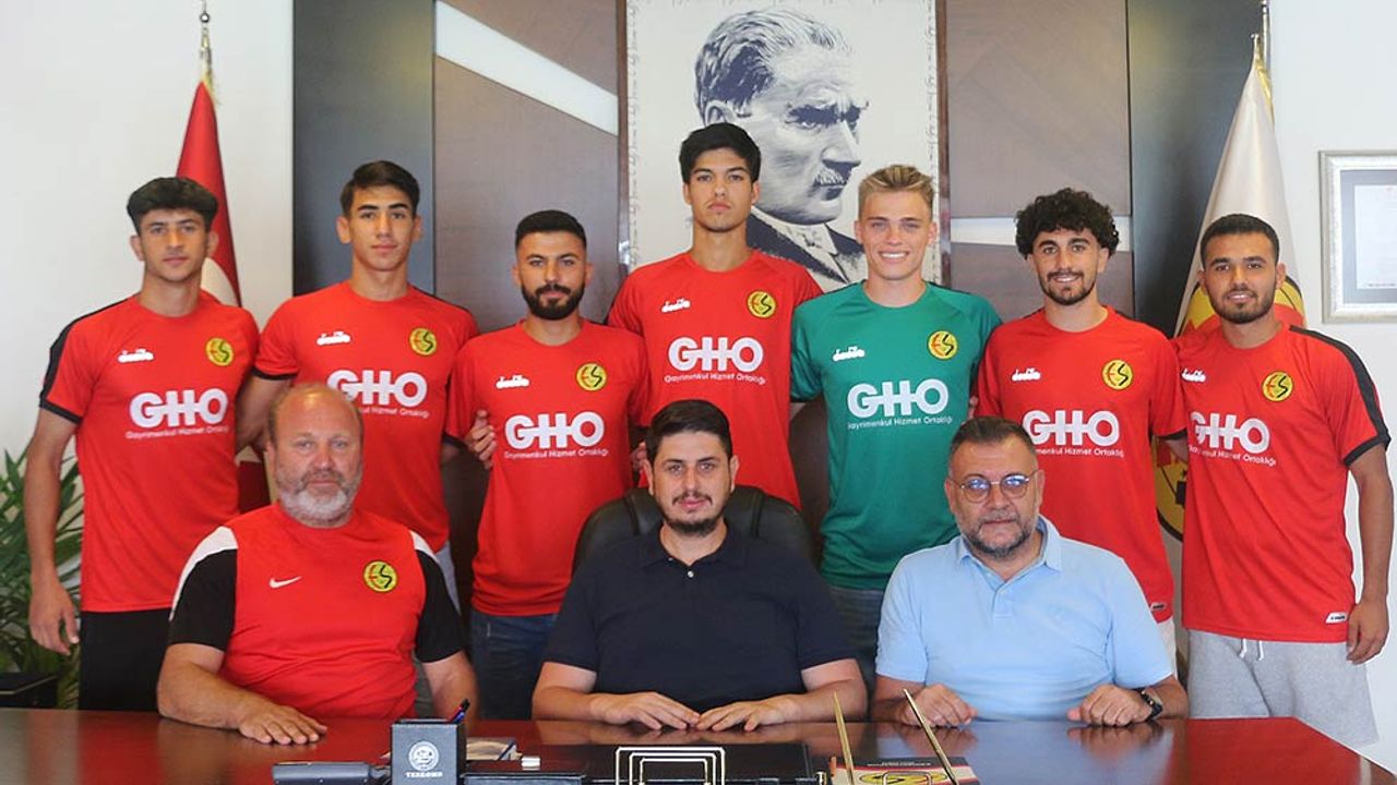 Eskişehirspor transferlere devam ediyor; Toplu imza töreni yapıldı!