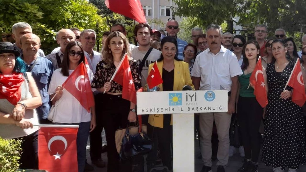 İYİ Parti Eskişehir İl Başkanı Emine Edizgil Andımızın yasaklanmasını eleştirdi!