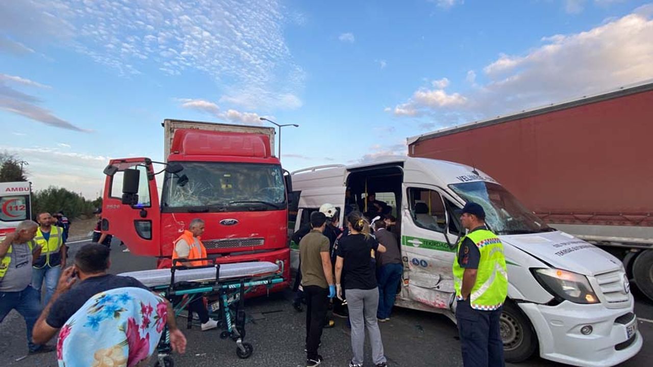 U dönüşü yapmaya çalışan servise kamyon çarptı!