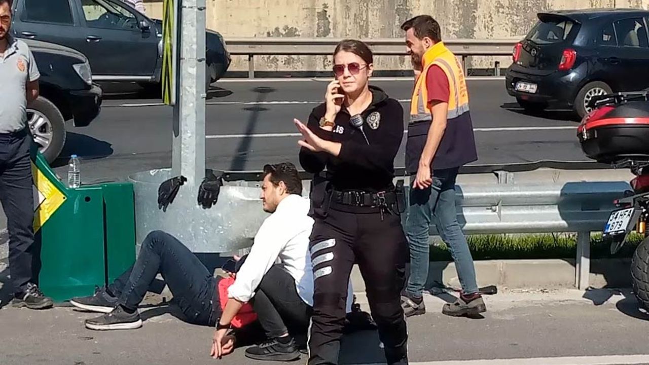 Kadın trafik polisi yaralı motosiklet sürücüsünü bir an olsun yalnız bırakmadı
