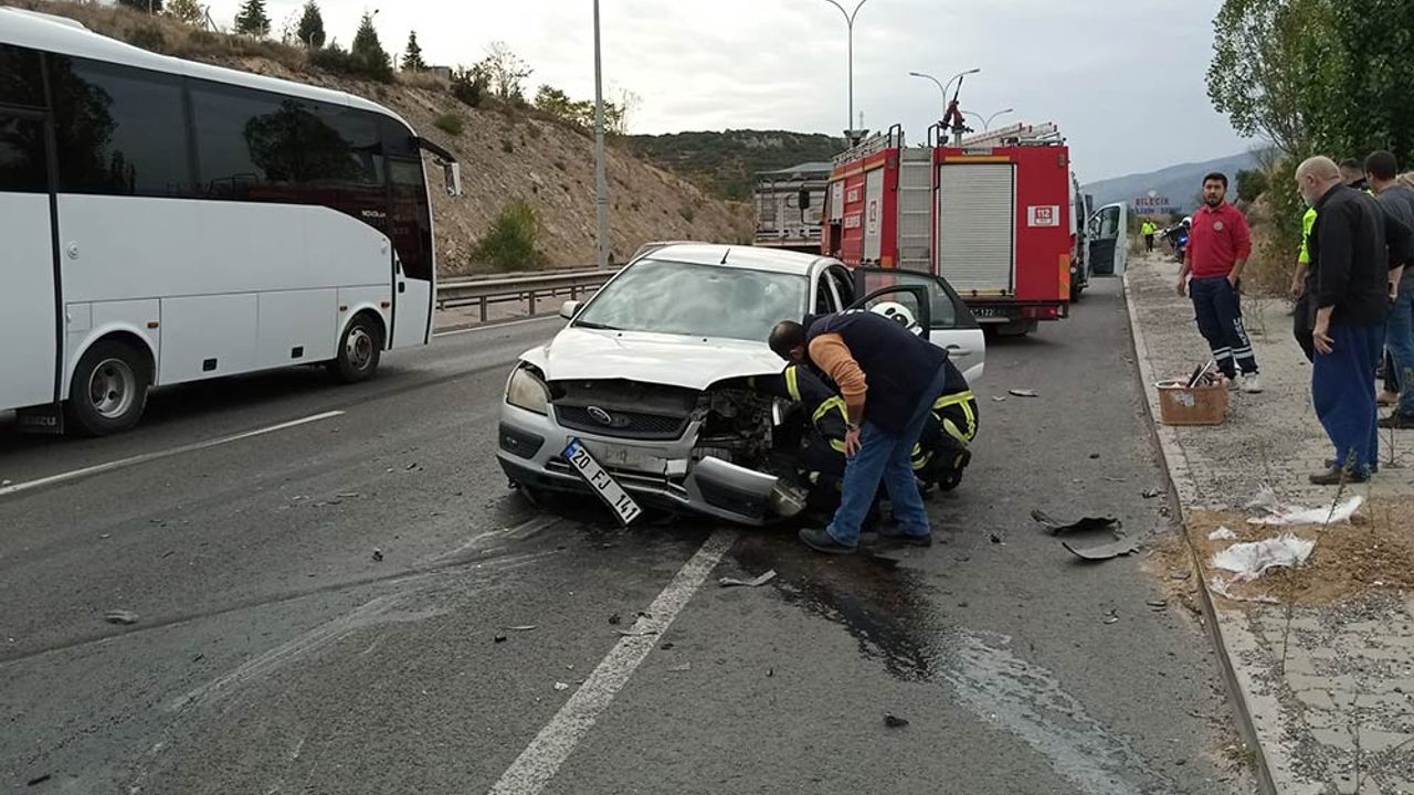 Bilecik - Eskişehir yolunda kaza;  Kafa kafaya çarpıştılar!