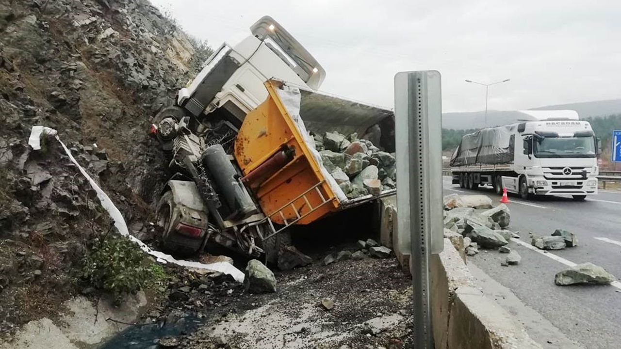 Yürekler ağza geldi; Bilecik - Eskişehir yolunda taş yüklü kamyon devrildi!