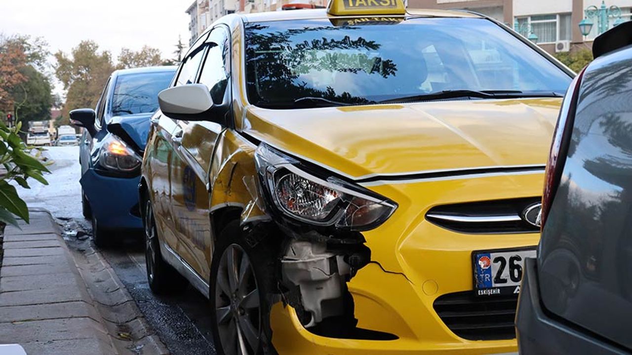 Eskişehir'de zincirleme trafik kazası; 6 araç birbirine girdi!