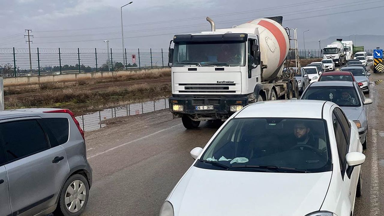 Eskişehir'de trafik yine kilitlendi; Uzun kuyruklar oluştu!