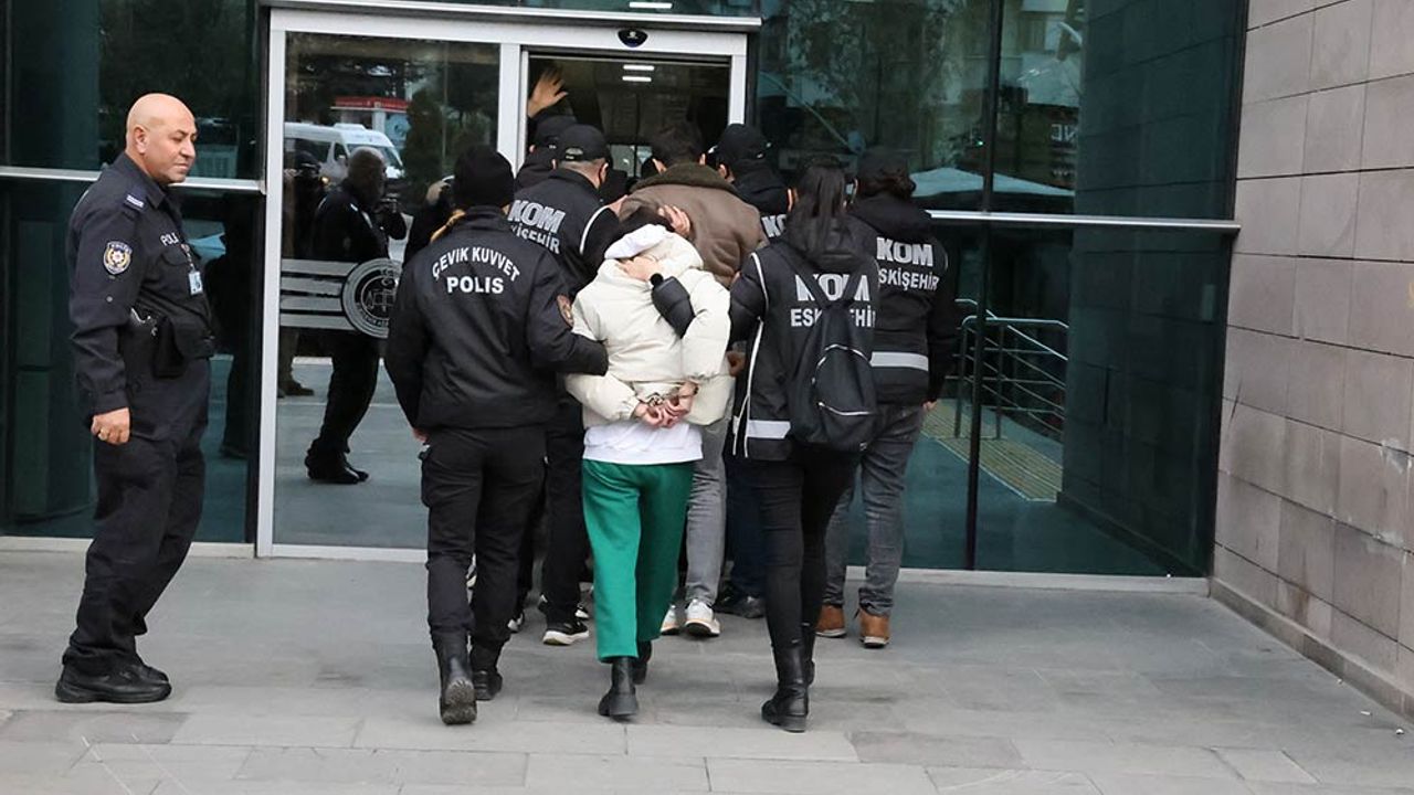 Interpol kırmızı bültenle arıyordu; Eskişehir’de yakalandılar!