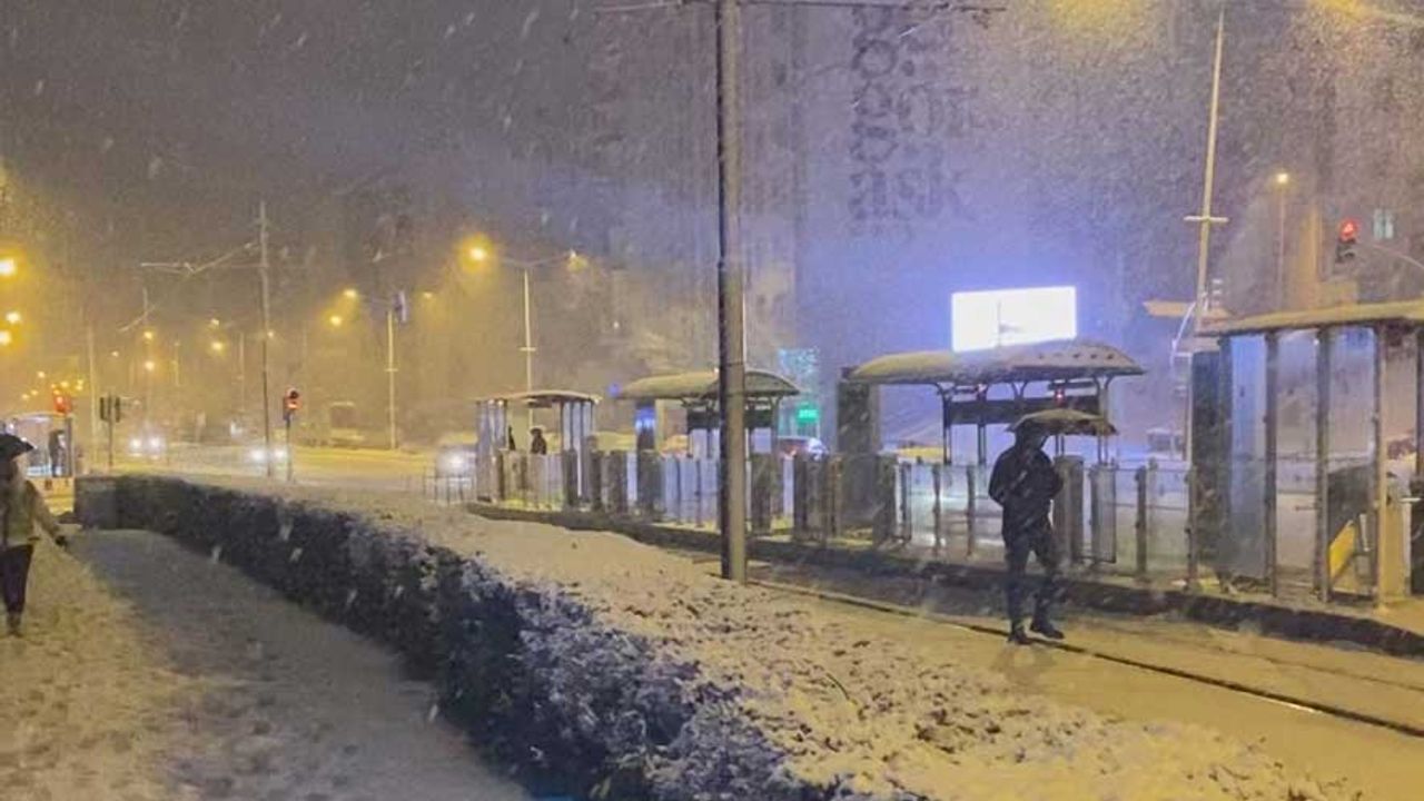 Eskişehir'de kar yağışı etkili oldu; Şehrimiz beyaza büründü!