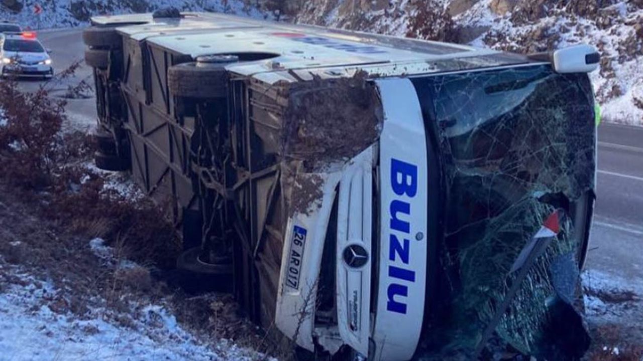 Kütahya - Eskişehir yolunda yolcu otobüsü devrildi; Çok sayıda yaralı var!