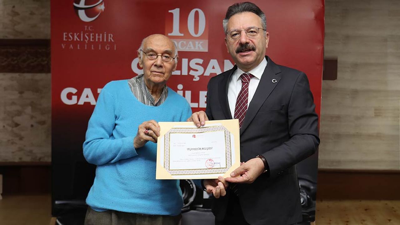 İşte Eskişehir’in en kıdemli gazetecisi; Belgesini Vali Aksoy verdi!