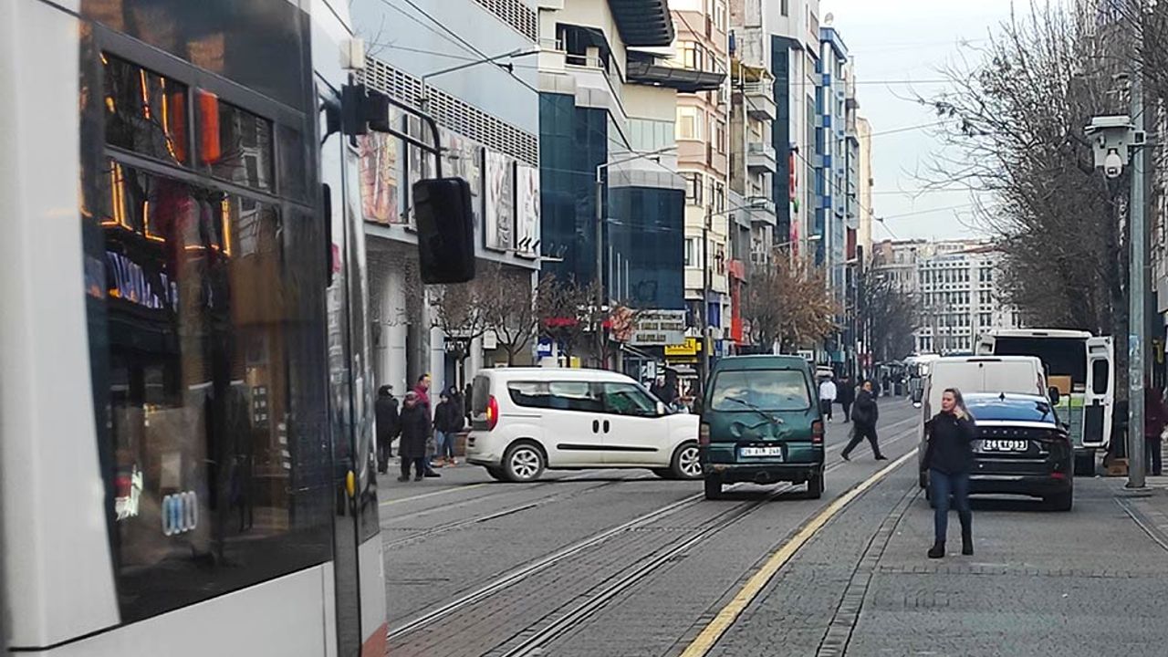 Eskişehir’de tuhaf görüntü; Tramvay yolunu işgal ettiler!