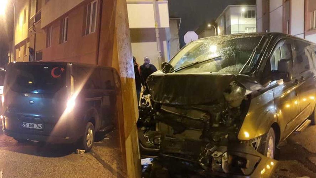 Eskişehir’de korkutan kaza; Kamyonet ve minibüs çarpıştı!