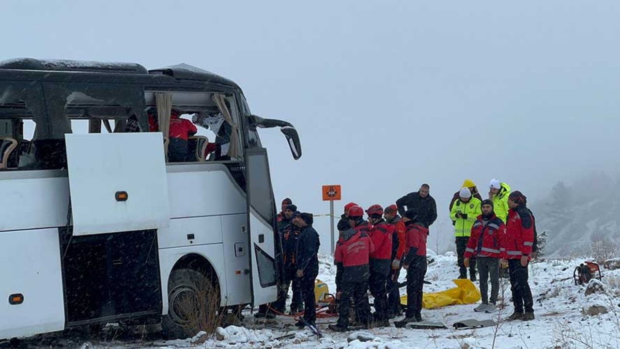 Yolcu otobüsü kaza yaptı; Birçok ölü ve yaralı var!