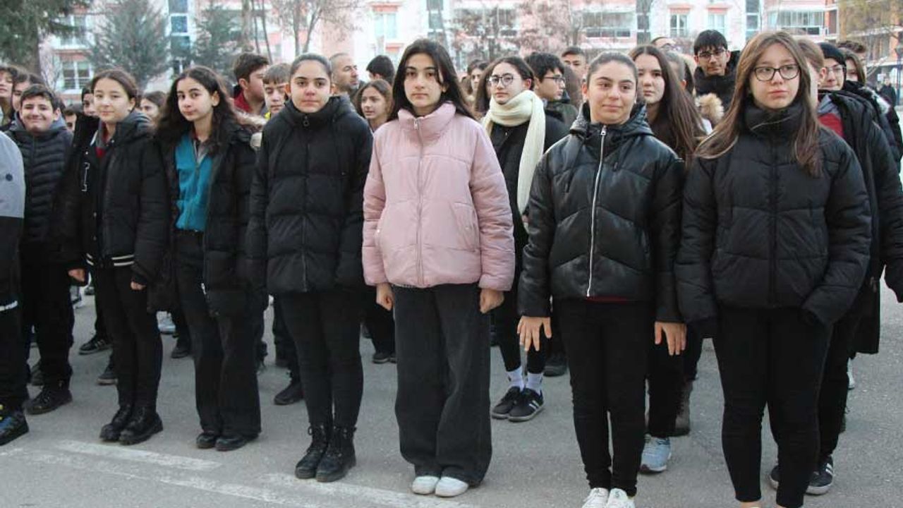 Eskişehir'de öğrenciler şehitlerimiz için saygı duruşunda bulundular!