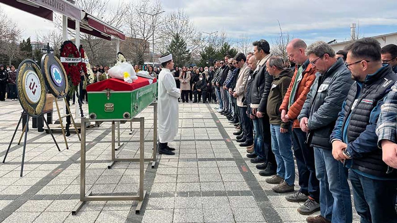 Eskişehir'de hayatını kaybeden öğretim üyesi ve kızı son yolculuğuna uğurlandı