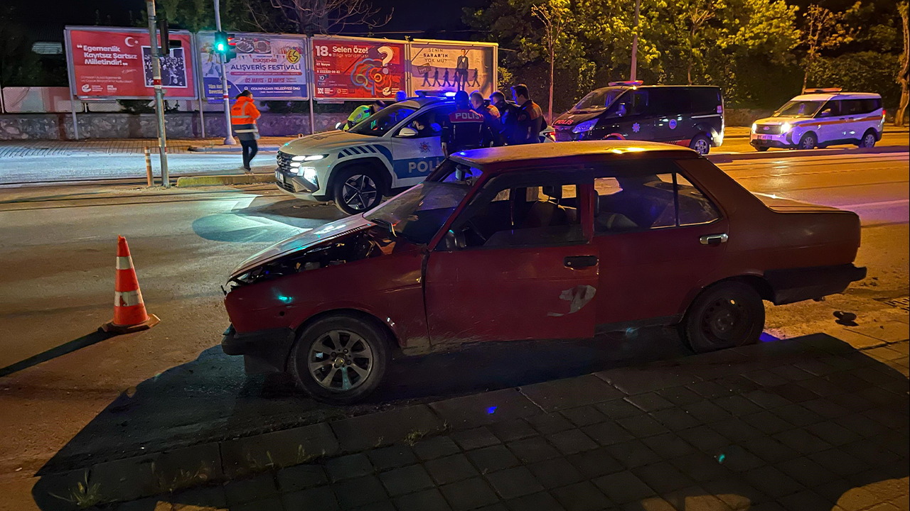 Eskişehir’de Polisten Kaçan Ehliyetsiz Sürücü Ters Yönde Kaza Yaptı!