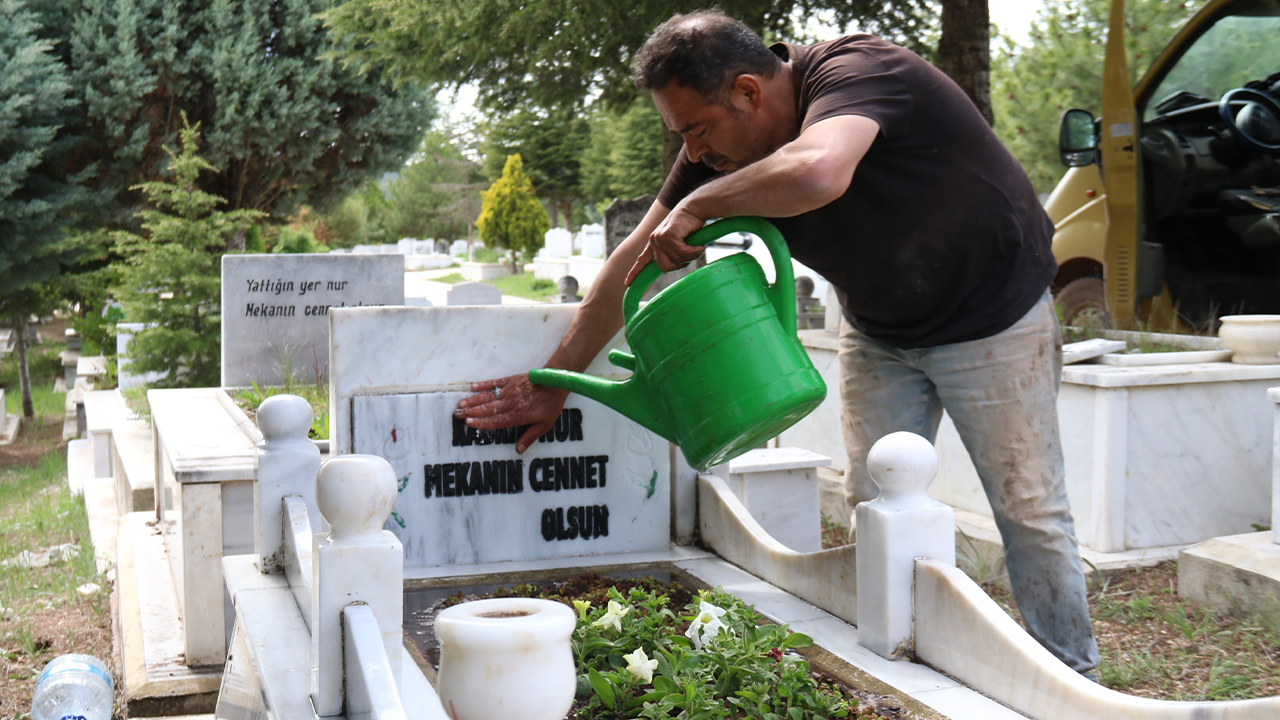 Eskişehirli Mezarcı Yüzlerce Mezara Gözü Gibi Bakıyor