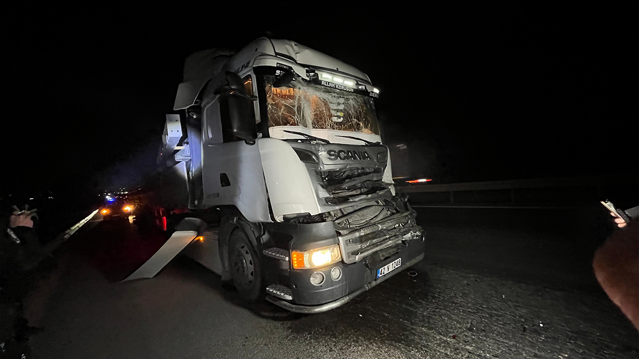 Eskişehir’de Korkutan Kaza: Tır Sürücüsü Kabinde Sıkıştı!