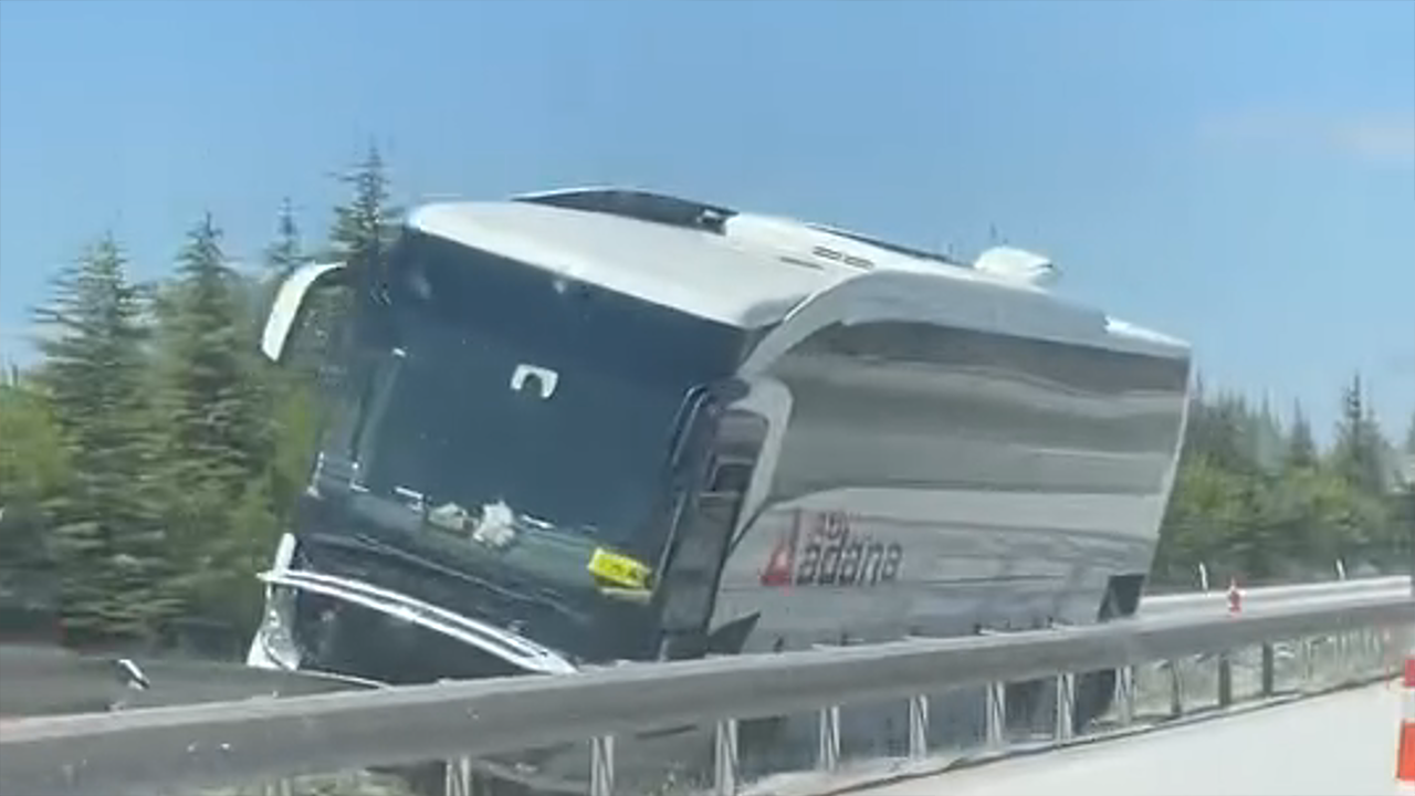 Eskişehir Yolunda Facianın Eşiğinden Dönüldü: Yolcu Otobüsü Refüje Girdi