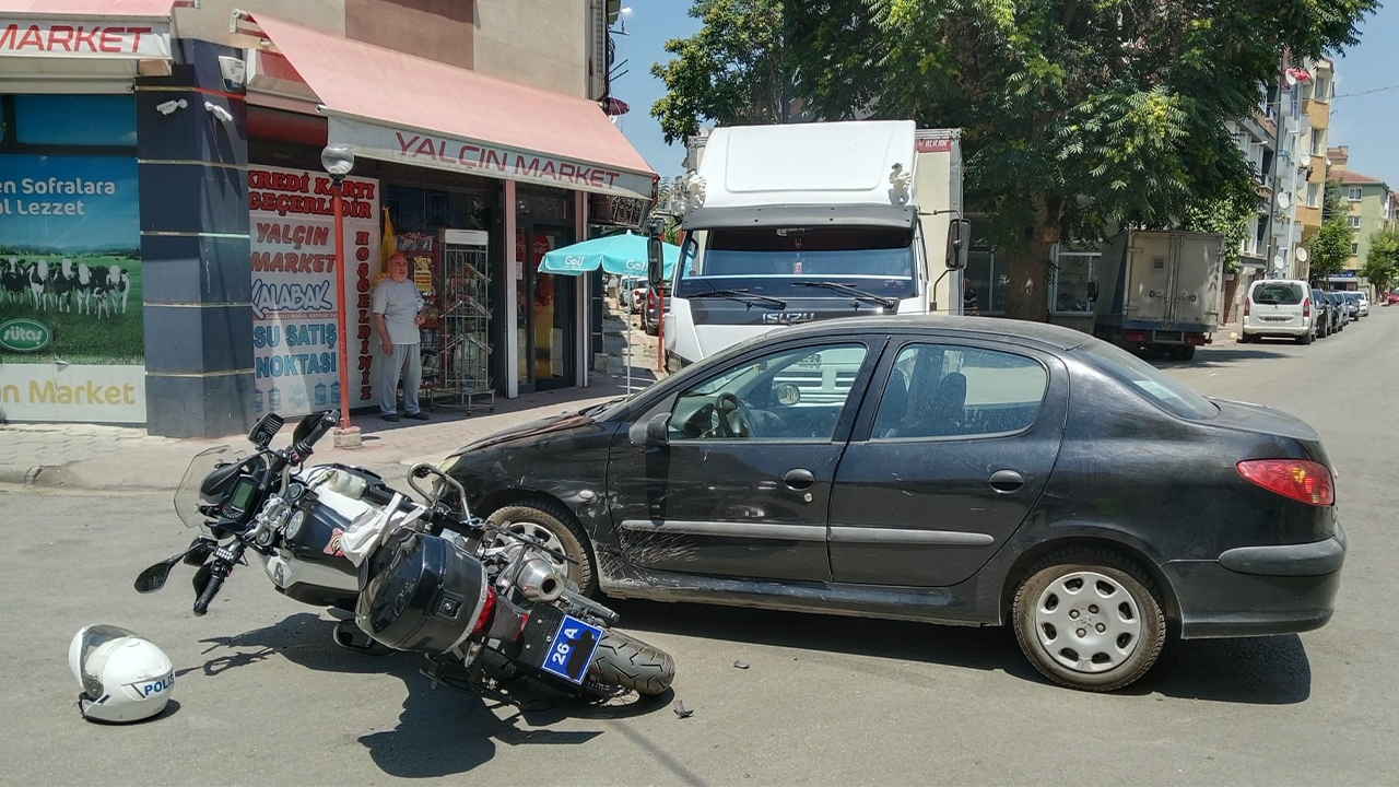 Eskişehir’de Dur Levhasına Uymayan Sürücü Polise Çarptı