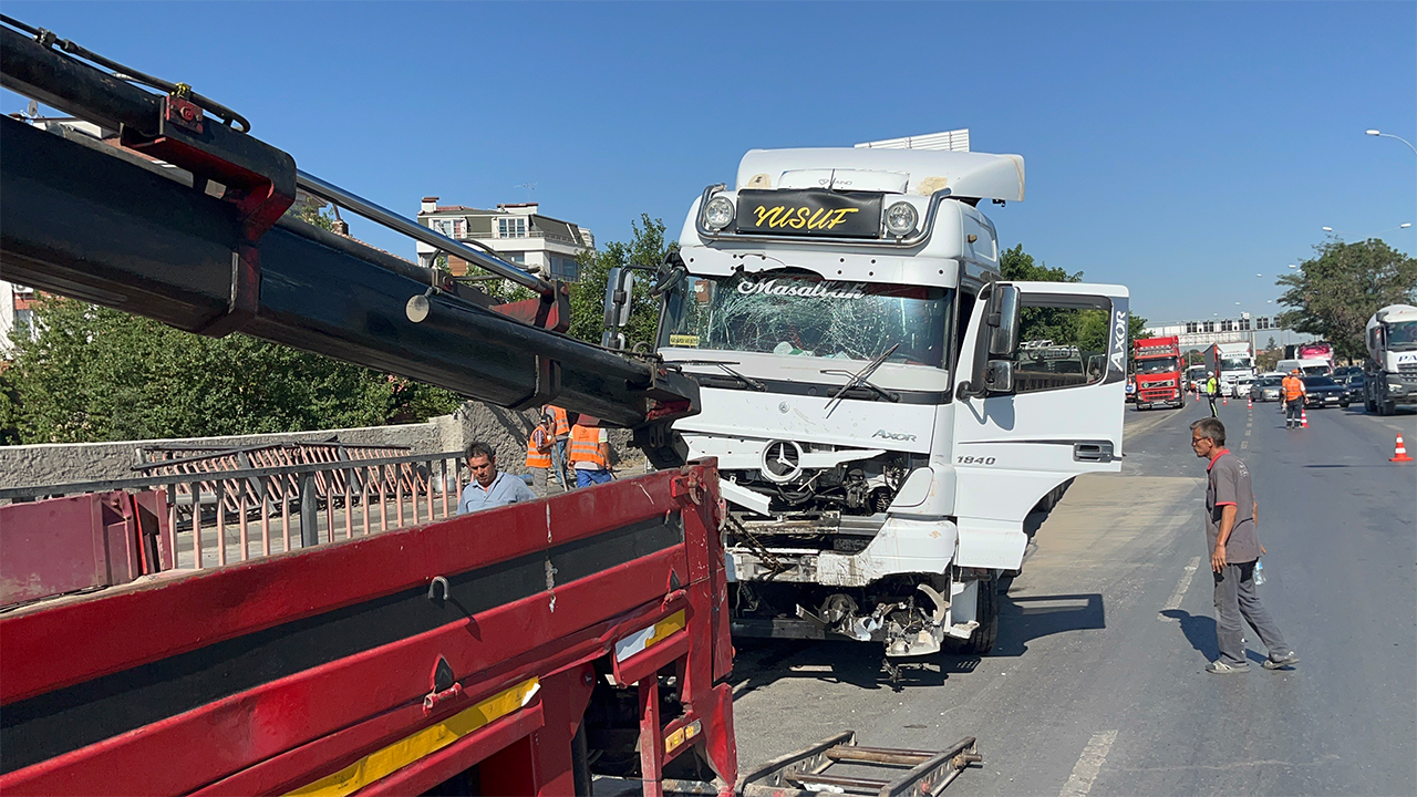 Eskişehir’de Feci Kaza! Tır Bariyerleri Adeta Biçti
