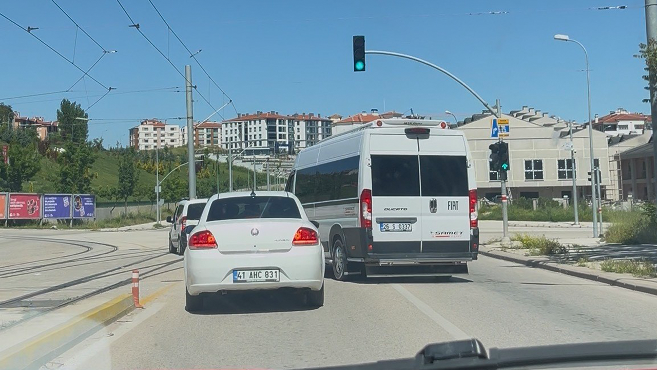 Eskişehir'de Trafiği Birbirine Katan Servise Ceza Kesildi!